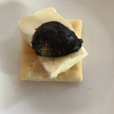 カマンベールチーズと黒にんにくのカナッペ